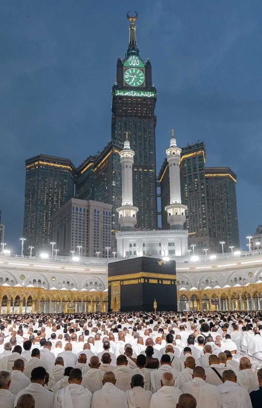 Ka'bah di tengah Masjidil Haram dengan jamaah melaksanakan tawaf